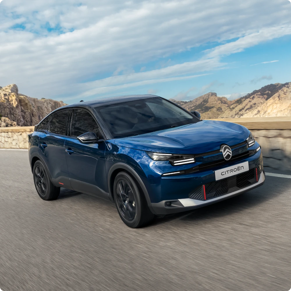 Three-quarter front view C4 showcasing dynamic design, safety, comfort and technology for premium scenic driving.