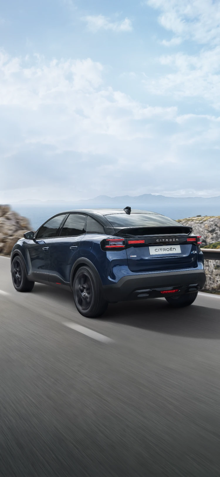 Three‑quarter front view C4 highlighting aerodynamic crossover design, efficiency, safety and comfort for a premium presence