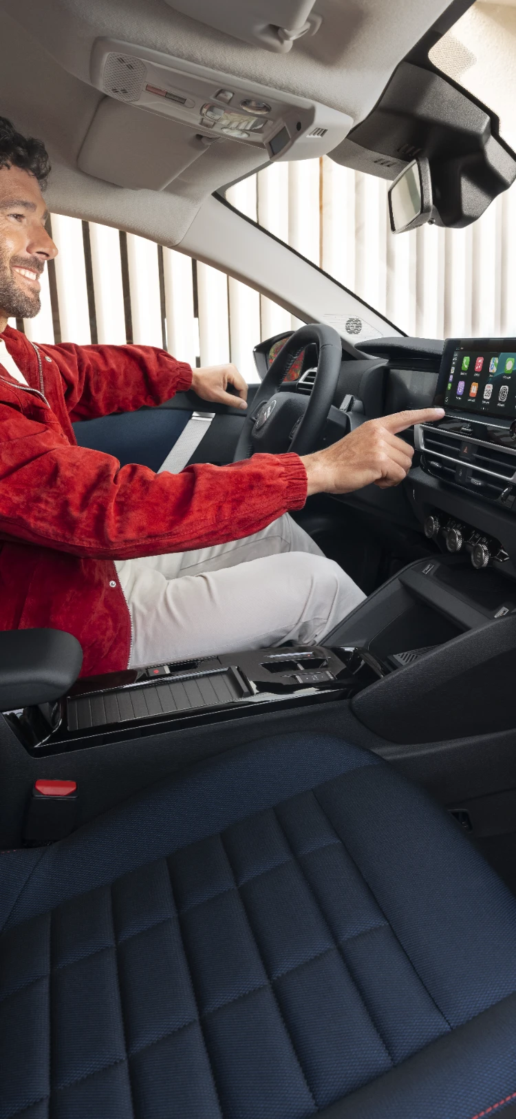 Front interior view C4 highlighting high‑stance driving, connectivity, comfort and visibility for a premium modern experience