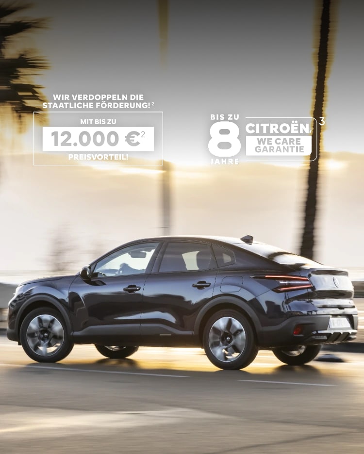 Citroën ë-C4 X fährt bei Sonnenuntergang entlang einer Küstenstraße mit dem Citroën 8-Jahres-Schutz-Abzeichen