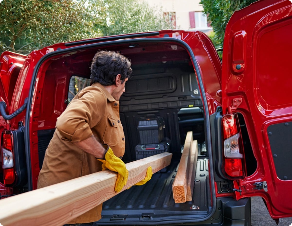 Citroën ë-C3 Van auf einer Landstraße fahrend, der verfügbare Elektromodelle auf Lager repräsentiert