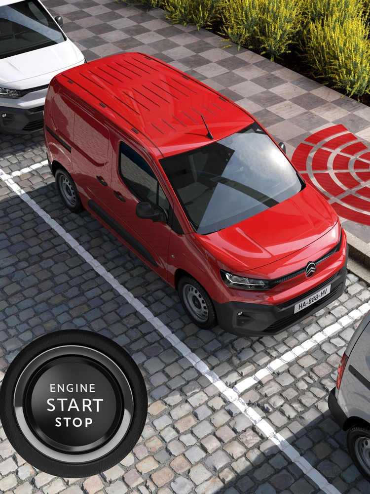 Seitenansicht eines roten Citroën Jumpy in einer offenen Umgebung geparkt, zeigt klare Proportionen, praktisches Design und professionelle Vielseitigkeit.
