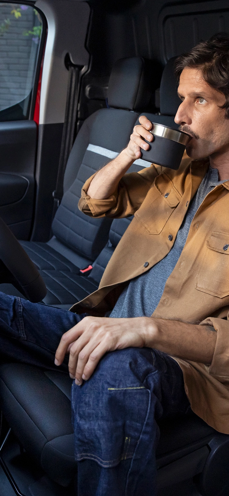 Innenansicht eines Citroën Berlingo Vans, die die Advanced Comfort Sitze, den Fahrkomfort und das ergonomische Kabinendesign zeigt.