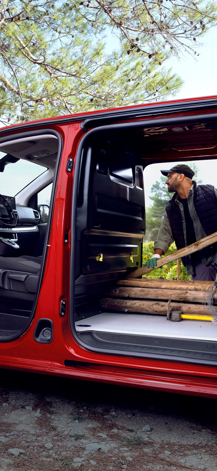 Seitenansicht des Citroën ë-Jumpy Elektrotransporters mit niedriger Einstiegshöhe für Profis, smarte E-Alternative