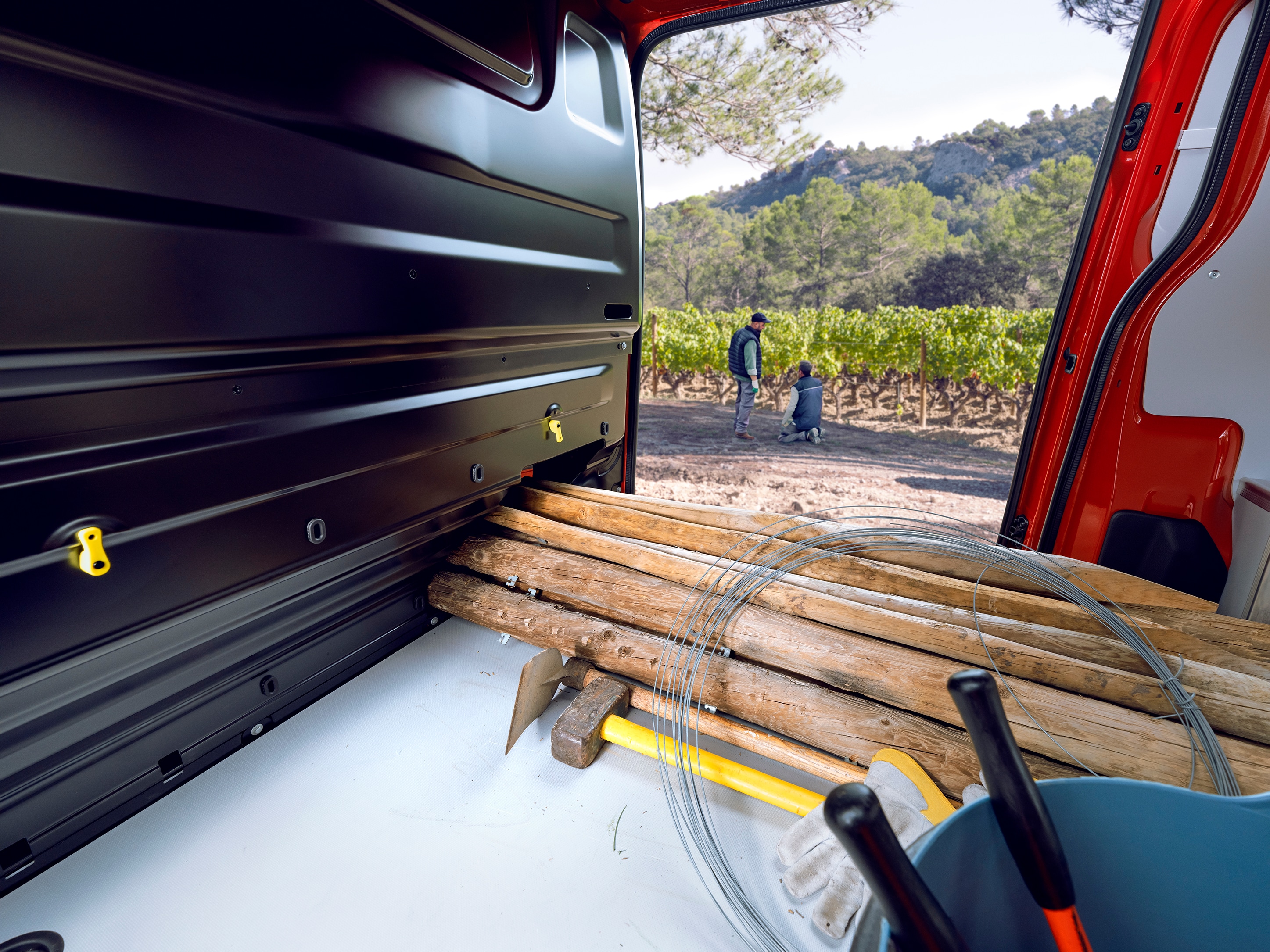 Innenansicht des Laderaums eines Citroën Jumpy von hinten mit langen Holzmaterialien, zeigt vielseitigen Laderaum und praktischen professionellen Einsatz.