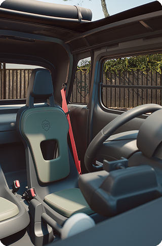 Innenansicht des Citroën Ami Outdoor von vorn mit Sitzen, roten Sicherheitsgurten und geöffnetem Dach zeigt das elektrische Stadtfahrzeug für Outdoor-Abenteuer