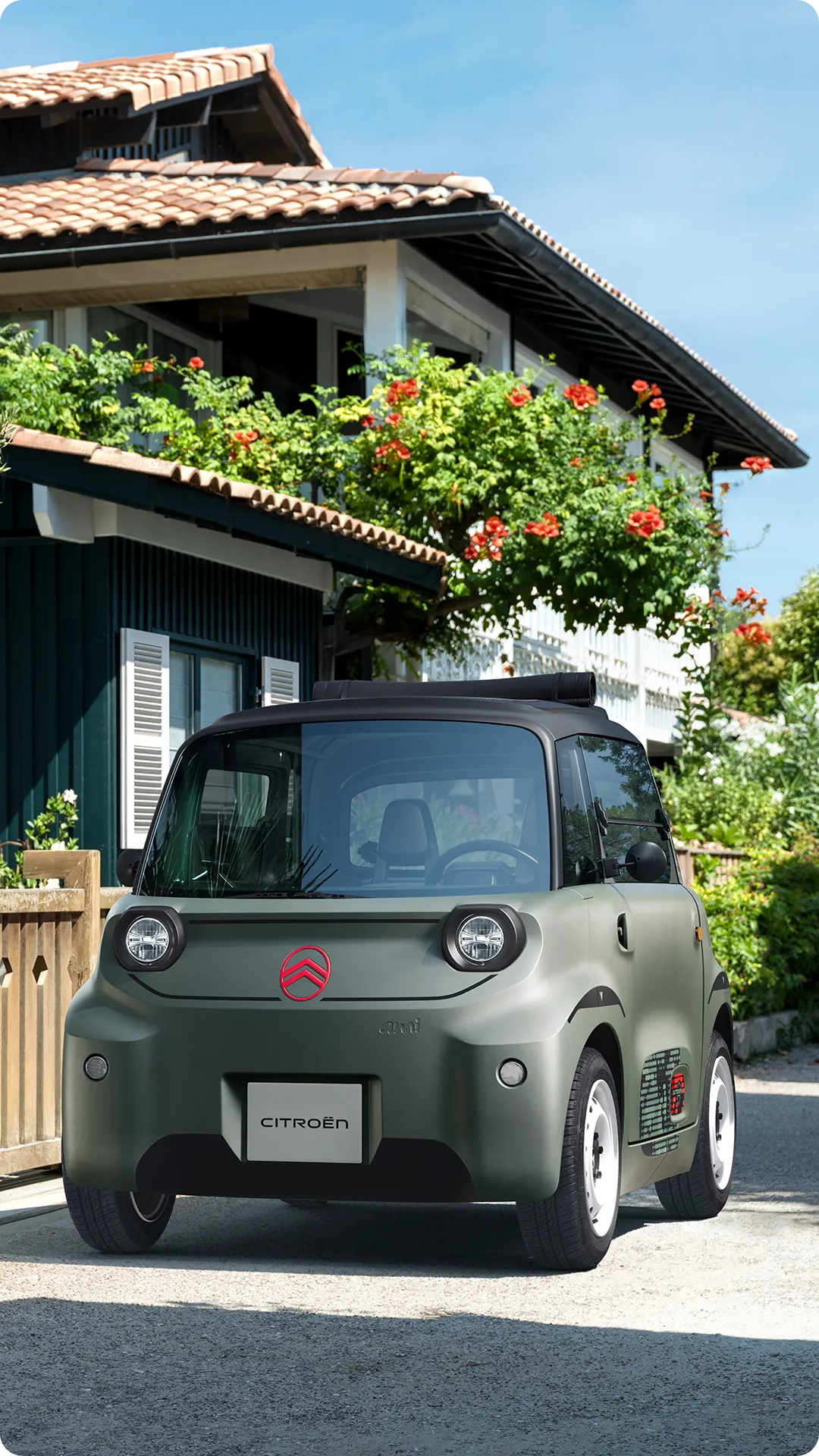 Dreiviertelansicht des Citroën Ami Outdoor von vorn mit Faltdach zeigt das elektrische Stadtfahrzeug für die Mobilität im Wohnviertel