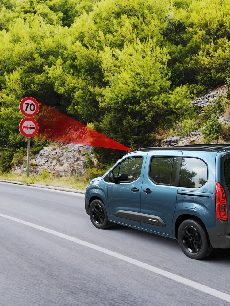 Side view ë-Berlingo with Extended Sign and Speed Recognition enhancing visibility, safety, technology and informed driving