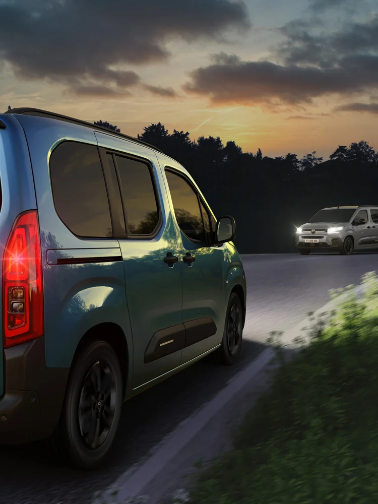 Rear three‑quarter view ë-Berlingo with High Beam Assist improving night visibility, safety, technology and confident driving