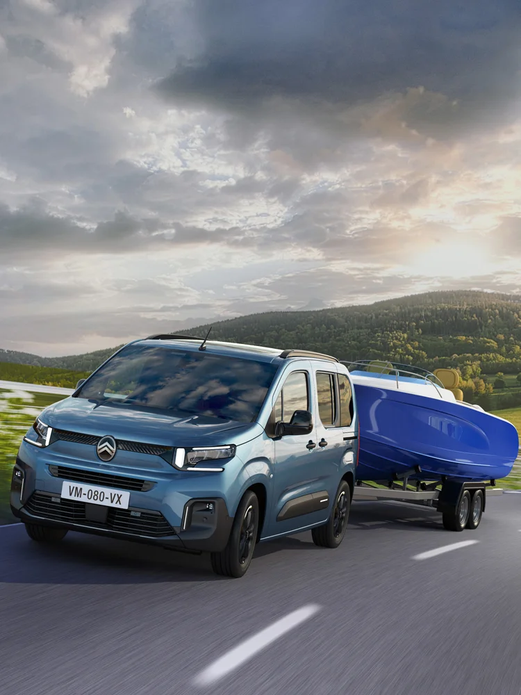Front view ë-Berlingo towing a trailer with Trailer Stability Control enhancing safety, stability and confident driving