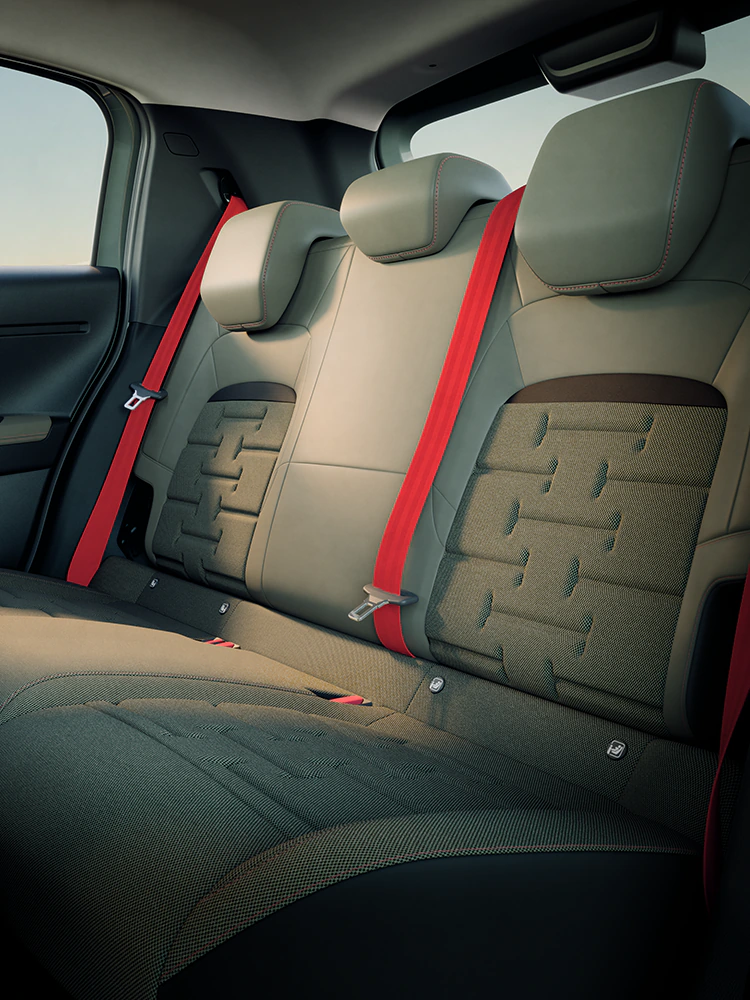 Ansicht der Rücksitze im Citroën ë-C3 Outdoor zeigt Advanced Comfort Sitze und viel Platz für Familienreisen im kompakten SUV
