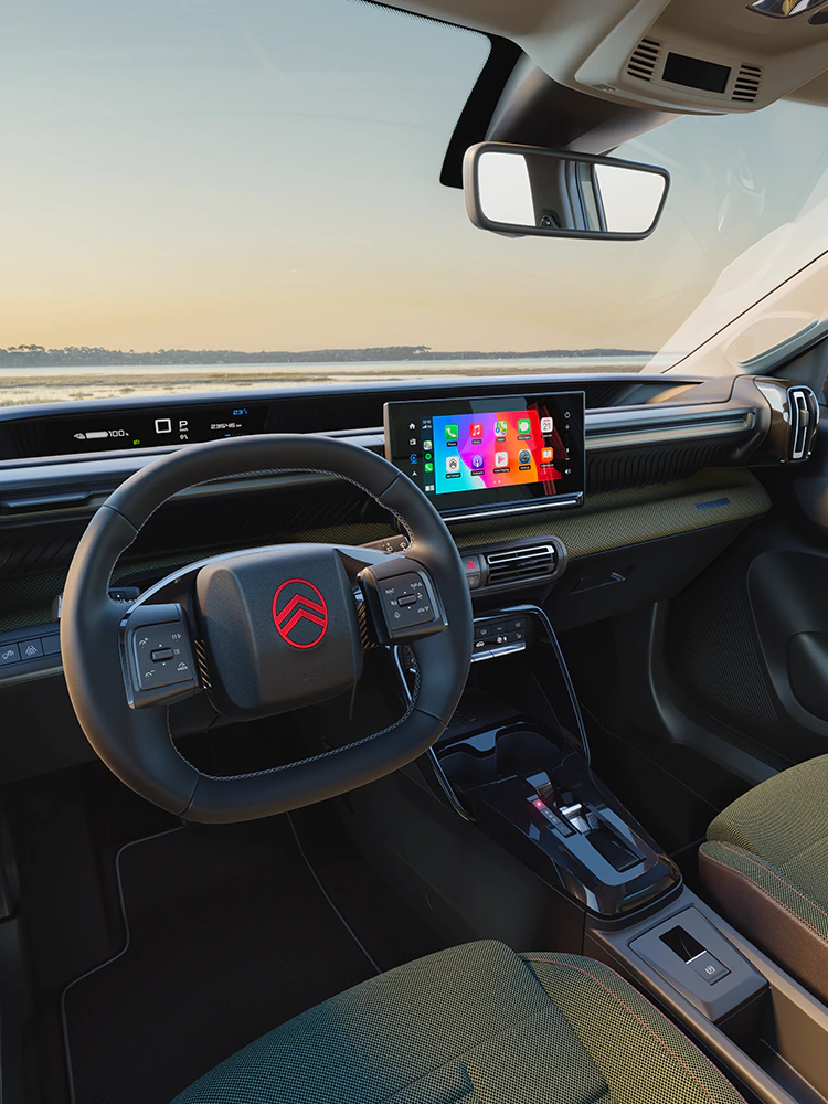 Fahreransicht des Armaturenbretts im Citroën ë-C3 Outdoor mit Touchscreen zeigt Advanced Comfort Konnektivität für Fahrten im kompakten SUV