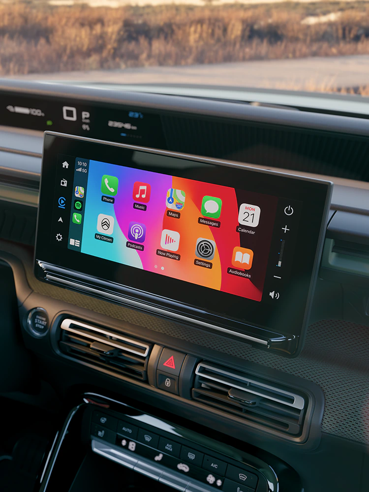 Nahaufnahme des Armaturenbretts im Citroën ë-C3 Outdoor mit Touchscreen zeigt Advanced Comfort Konnektivität für Reisen im kompakten SUV
