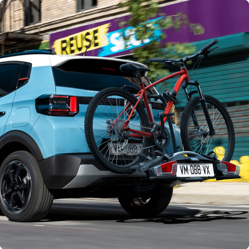 Heckansicht des Citroën C3 mit Anhängerkupplungs-Fahrradträger, der einfachen Fahrradtransport für bequeme, vielseitige und aktive Alltagsmobilität zeigt.
