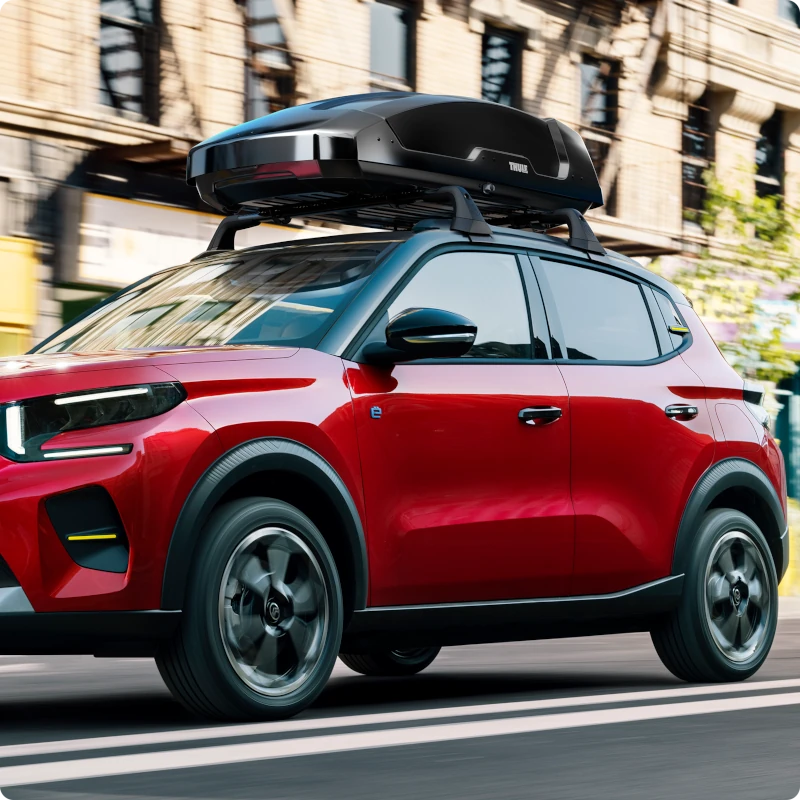 Seitenansicht des Citroën C3 mit Dachreling, die erhöhte Ladevielseitigkeit für praktische, flexible und alltägliche Outdoor-Mobilität zeigt.