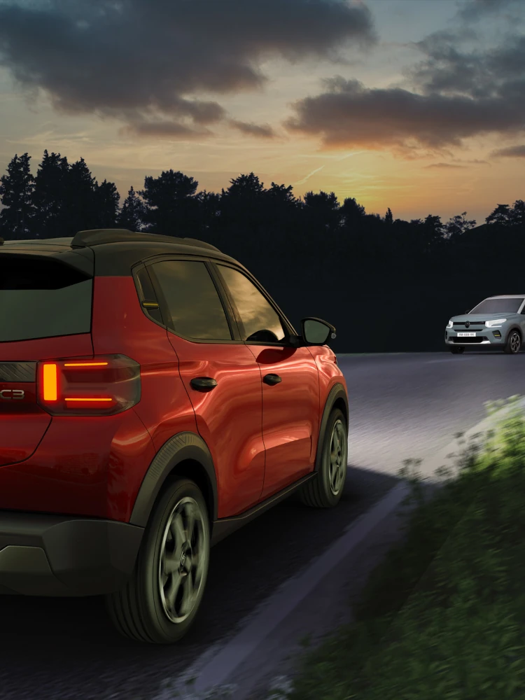 Nacht-Heckansicht des Citroën C3 SUV, die automatische Scheinwerfer für sicherere, selbstbewusste und erschwingliche urbane Alltagsmobilität zeigt.