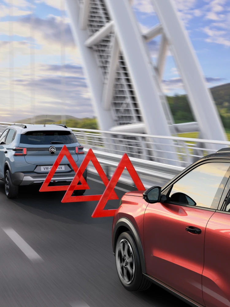 Heckansicht des fahrenden Citroën C3 SUV, die den Spurhalteassistenten für sicherere, selbstbewusste und erschwingliche Alltagsmobilität zeigt.