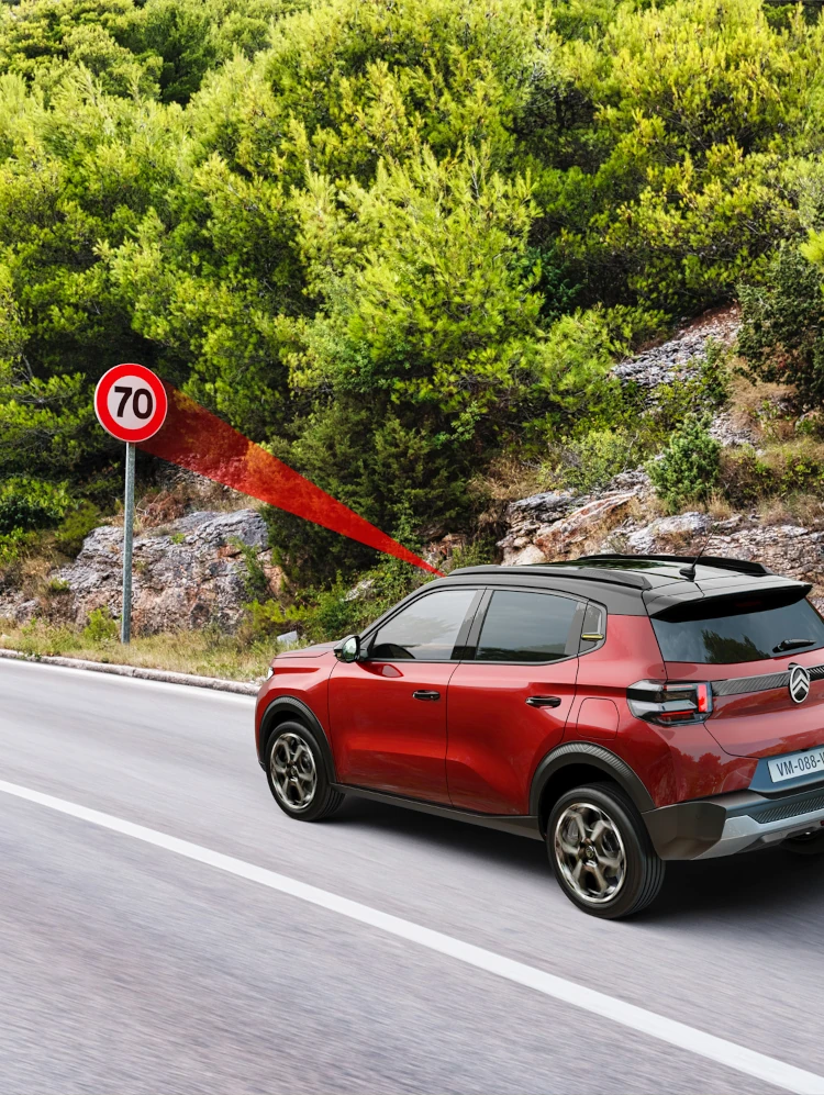 Seitenansicht des fahrenden Citroën C3 SUV, die Geschwindigkeitsbegrenzungs-Erkennung für sicherere, selbstbewusste und erschwingliche Alltagsmobilität zeigt.