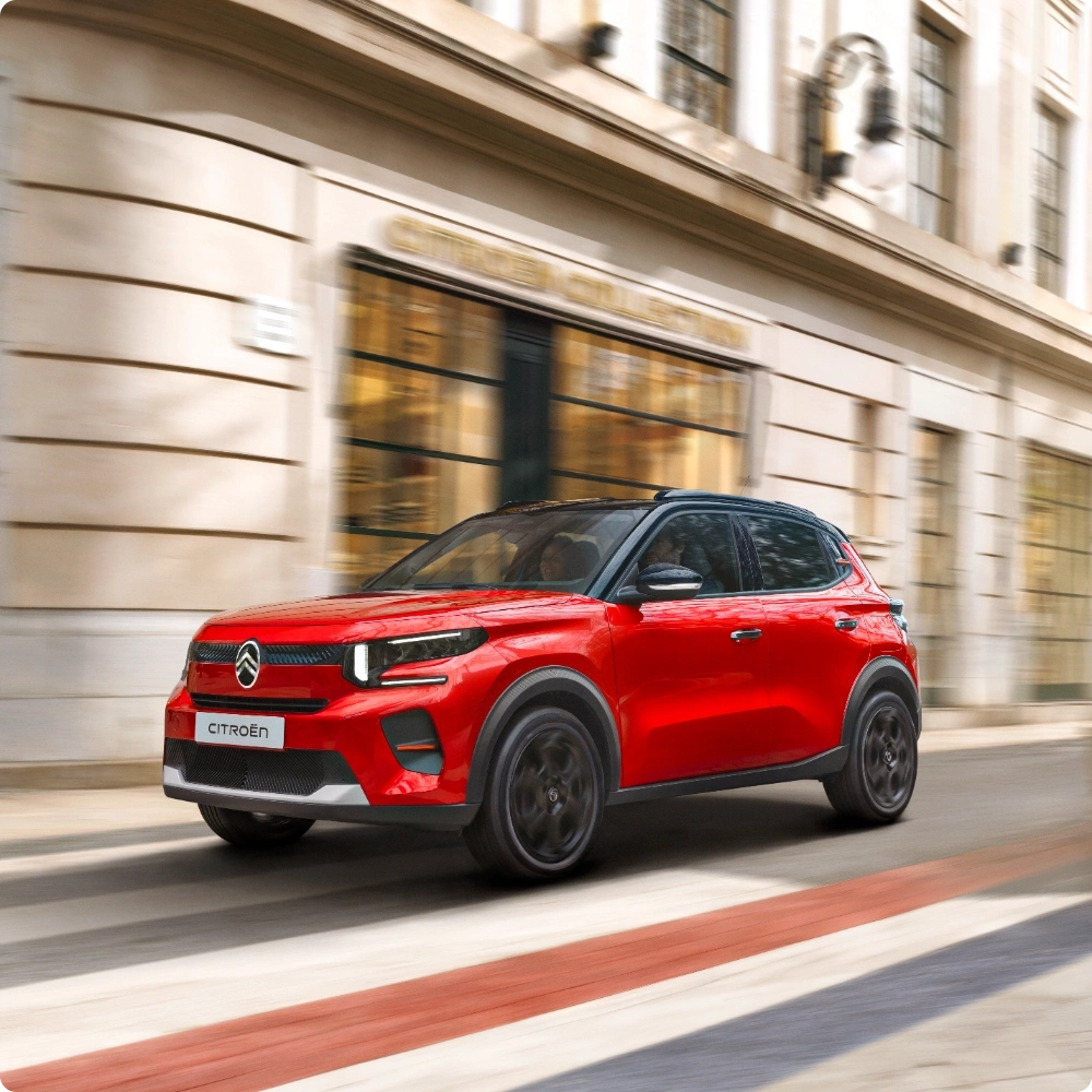 Seitenansicht des fahrenden Citroën C3 Hybrid Kompakt-SUV, die sanfte elektrisch unterstützte Effizienz für vielseitige, selbstbewusste und erschwingliche Mobilität hervorhebt.