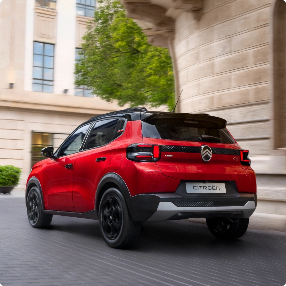 Dreiviertel-Frontansicht des Citroën C3 Hybrid Kompakt-SUV, die intelligente elektrisch unterstützte Technologie für effiziente, moderne und erschwingliche Mobilität illustriert.