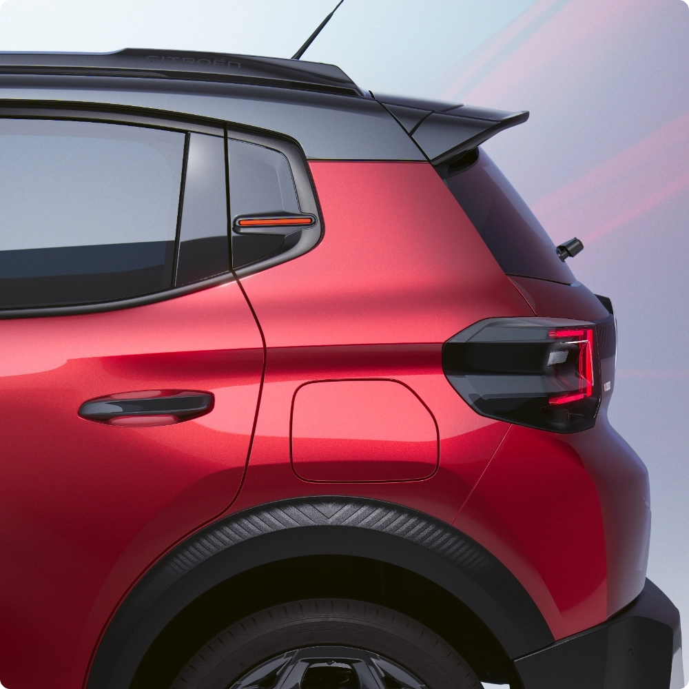 Seitenansicht zweier fahrender Citroën C3 Kompakt-SUVs, die dynamisches urbanes Design für selbstbewusste, effiziente und erschwingliche Alltagsmobilität präsentieren.