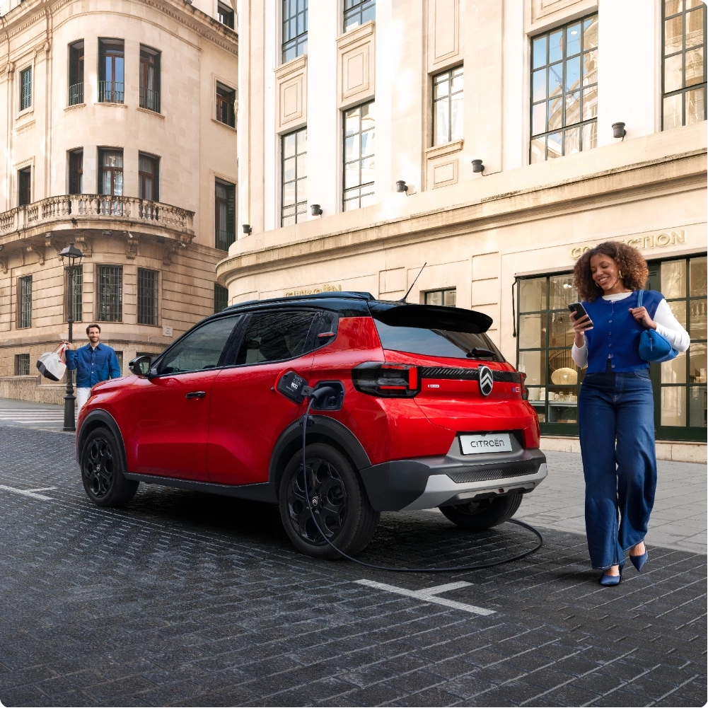 Front-Fahraufnahme des Citroën ë-C3 Elektro-SUV präsentiert wendige Stadtleistung für selbstbewusste, effiziente und erschwingliche Stadtmobilität.