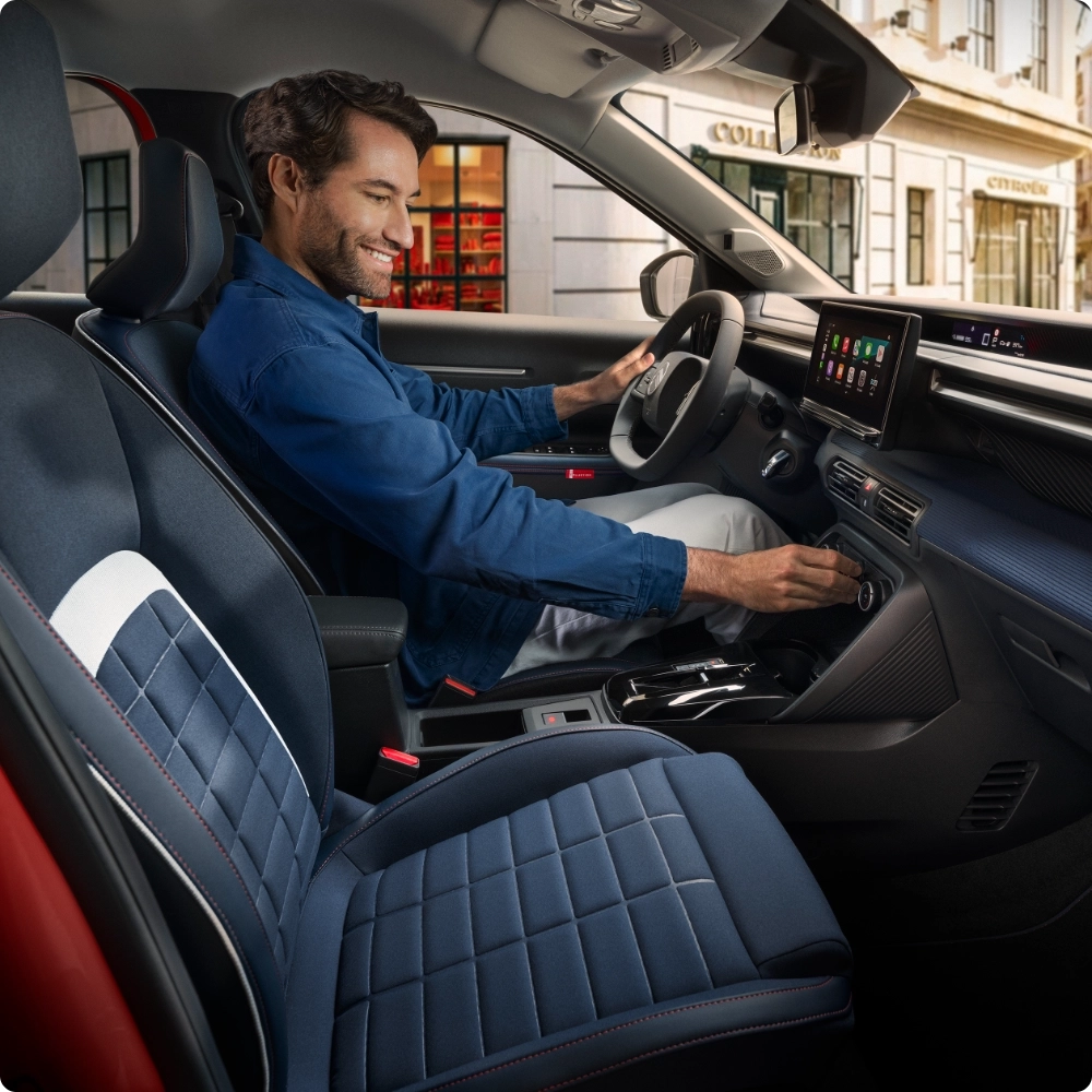 Vordere Innenansicht des Citroën C3 Kompakt-SUV, die Advanced Comfort-Sitze und modernes Armaturenbrett für entspannte, intuitive und erschwingliche Mobilität zeigt.