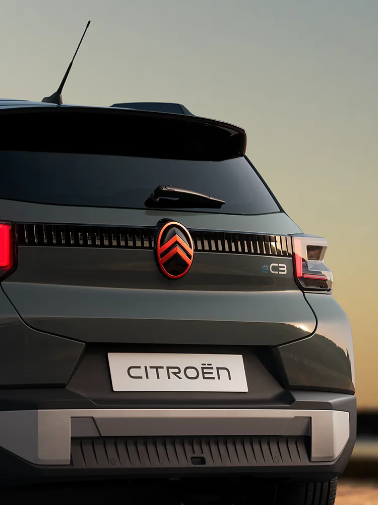 Nahaufnahme des Hecks des Citroën ë-C3 Outdoor mit LED-Rückleuchten zeigt Stylingdetails des kompakten SUV mit Advanced Comfort