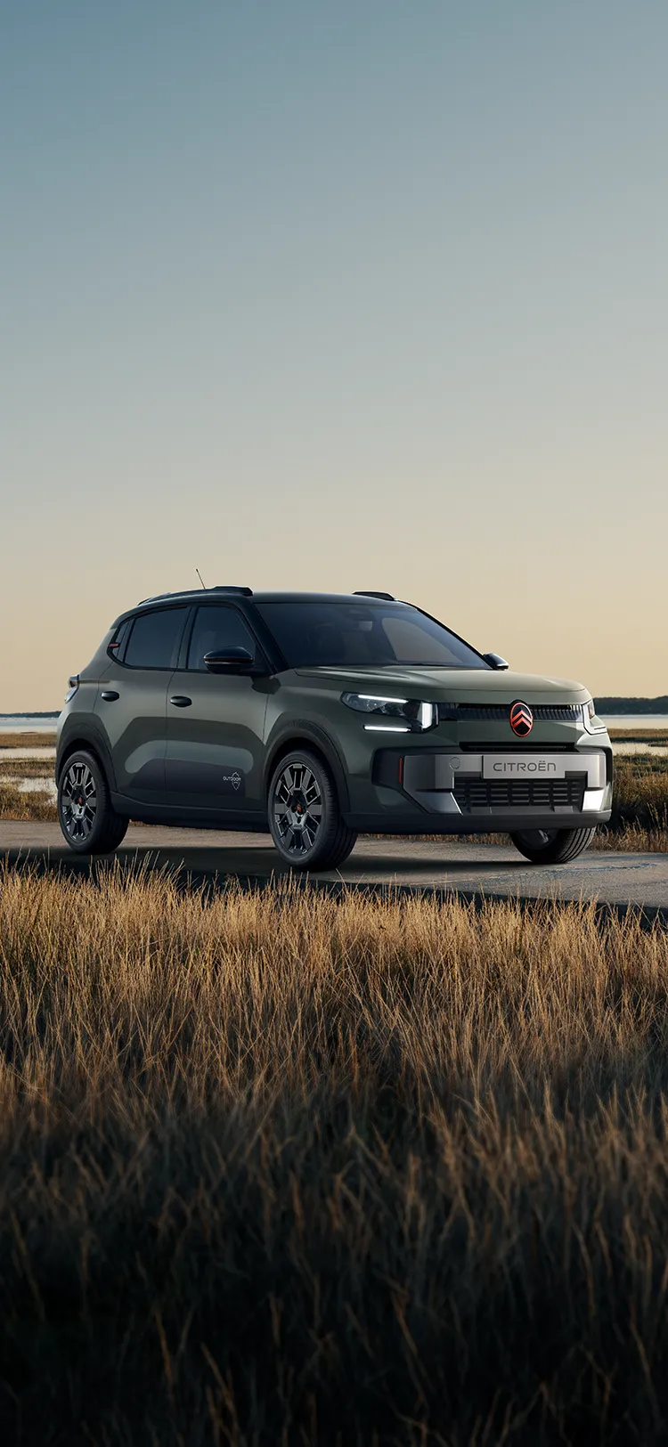 Front-Dreiviertelansicht des Citroën C3 Outdoor mit LED-Lichtsignatur zeigt den Advanced Comfort SUV neben einer Küsten-Feuchtlandschaft