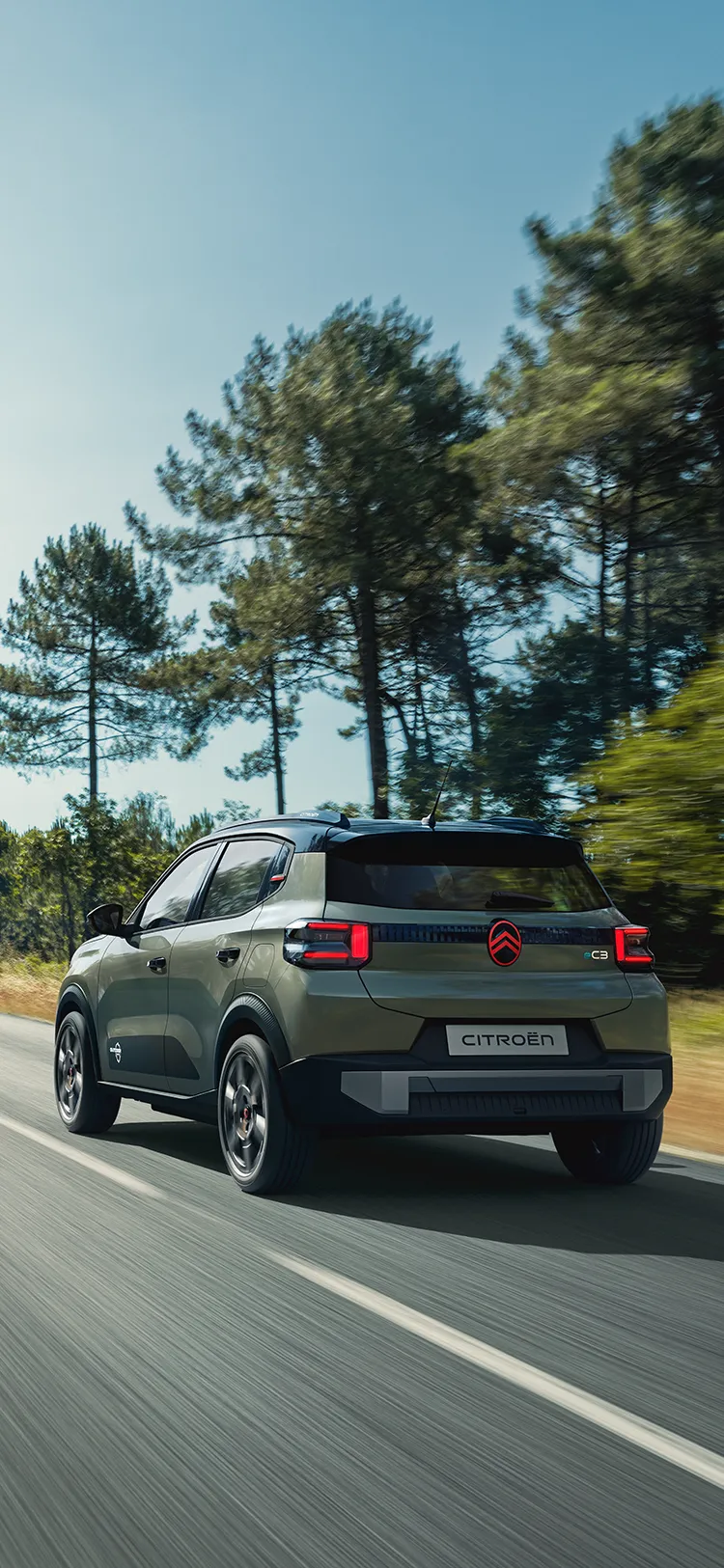 Heck-Dreiviertelansicht des Citroën C3 Outdoor mit LED-Rückleuchten zeigt den Advanced Comfort SUV auf offener Straße