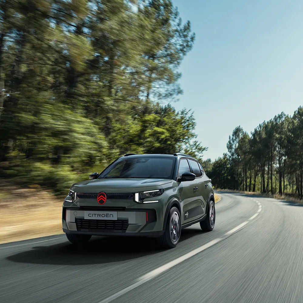 Front-Dreiviertelansicht des Citroën C3 Outdoor mit LED-Lichtsignatur zeigt Citroën Advanced Comfort auf einer Fahrt durch malerische Landschaft