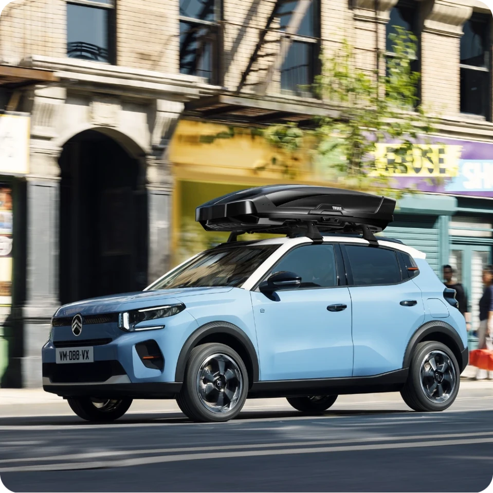 Seitenansicht des Citroën C3 mit Dachreling, die erhöhte Ladevielseitigkeit für praktische, flexible und alltägliche Outdoor-Mobilität zeigt.