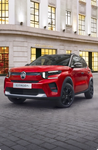 Draufsicht von vorne auf den Citroën C3 Kompakt-SUV, die die skulptierte Motorhaube und moderne Beleuchtung für selbstbewusste, effiziente und erschwingliche Mobilität zeigt.