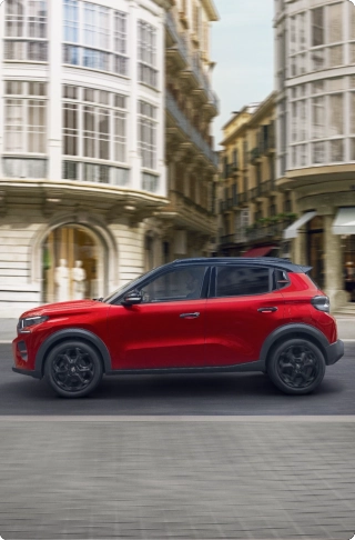 Dreiviertel-Frontansicht des fahrenden Citroën C3 Kompakt-SUV, das modernes urbanes Design für sanfte, selbstbewusste und erschwingliche Mobilität präsentiert.