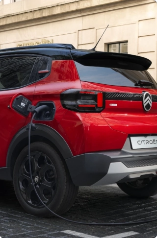Seitenansicht des Citroën ë-C3 Elektro-SUV zeigt einfachen Ladezugang for practical, efficient and affordable everyday urban mobility.