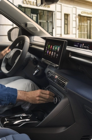 Innenraumansicht des Citroën C3 Kompakt-SUV, die den großen Touchscreen und Smartphone-Konnektivität für intuitives, modernes und erschwingliches Alltagsfahren hervorhebt.