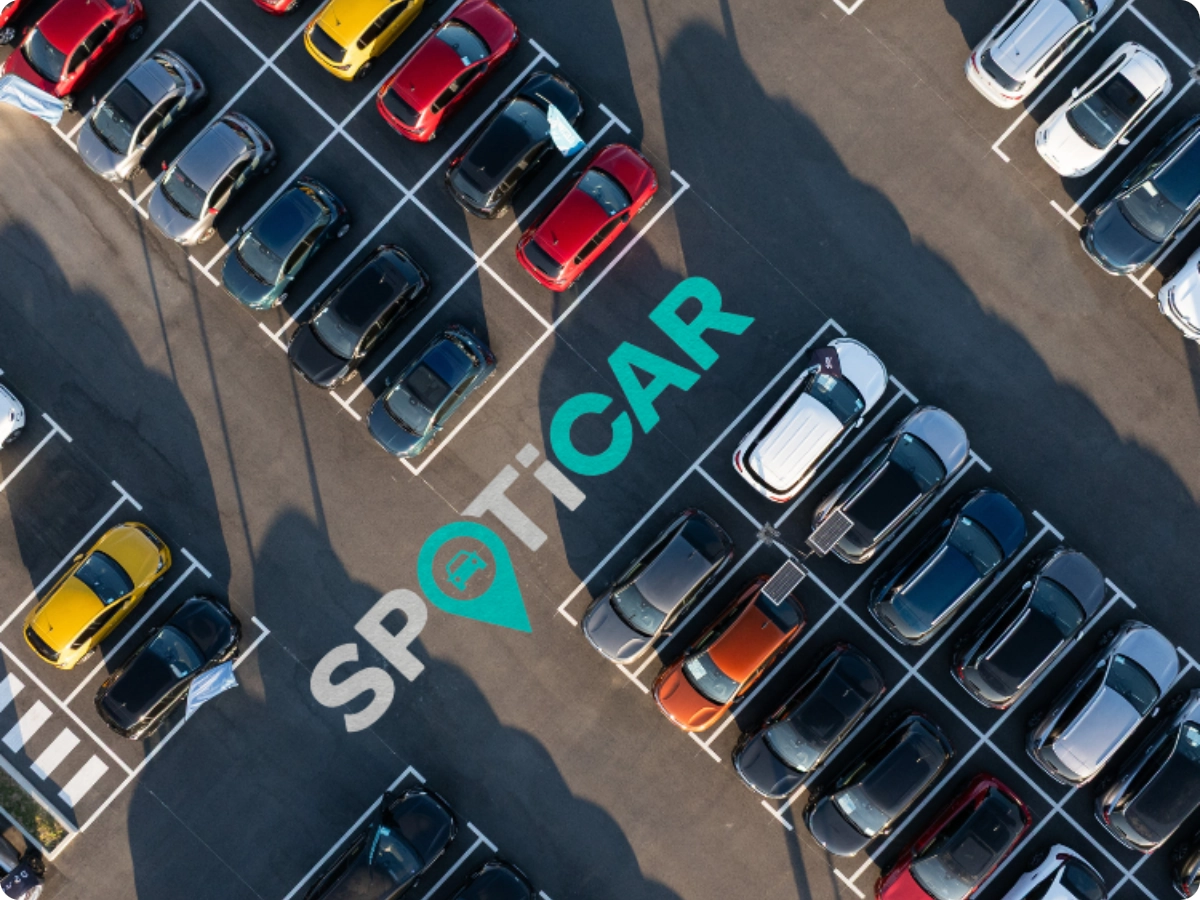 Top view of a parking area filled with vehicles, showing Spoticar Citroën‑approved used Jumpy availability and reliable professional selection.