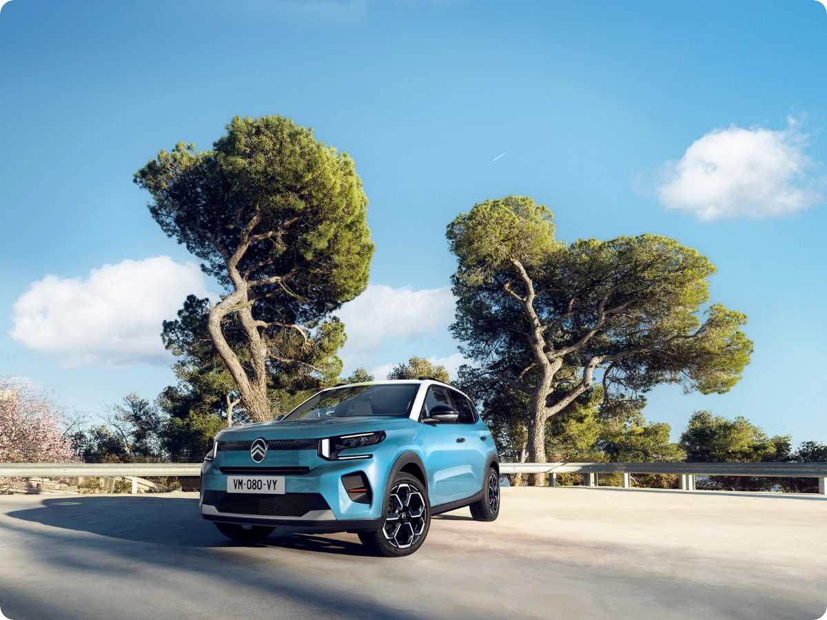 Dreiviertel-Frontansicht des Citroën C3 Kompakt-SUV im Freien, die sofortige Verfügbarkeit für bequeme, selbstbewusste und erschwingliche Mobilität präsentiert.