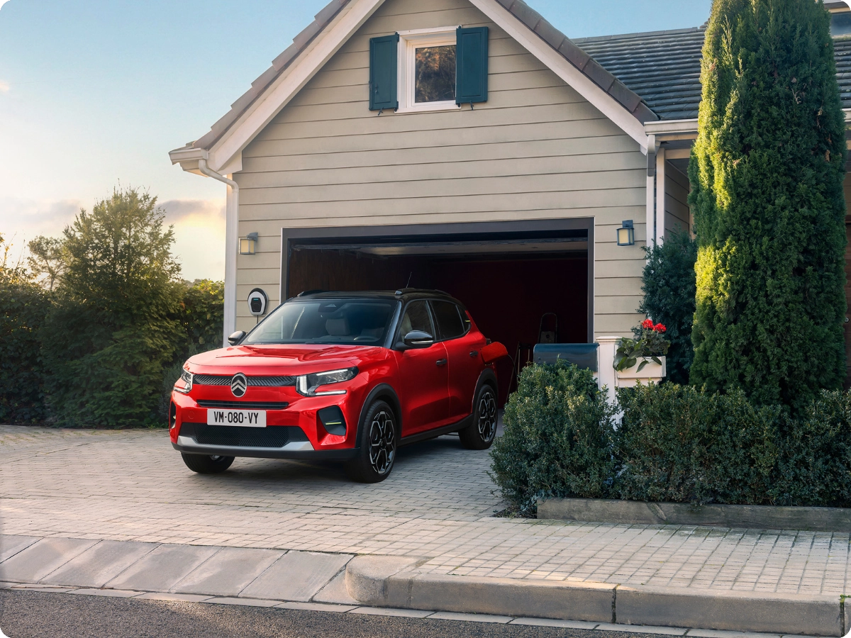 Dreiviertel-Frontansicht im Freien des Citroën ë-C3 Elektro-SUV präsentiert modernes Design für selbstbewusste, effiziente und erschwingliche Stadtmobilität.