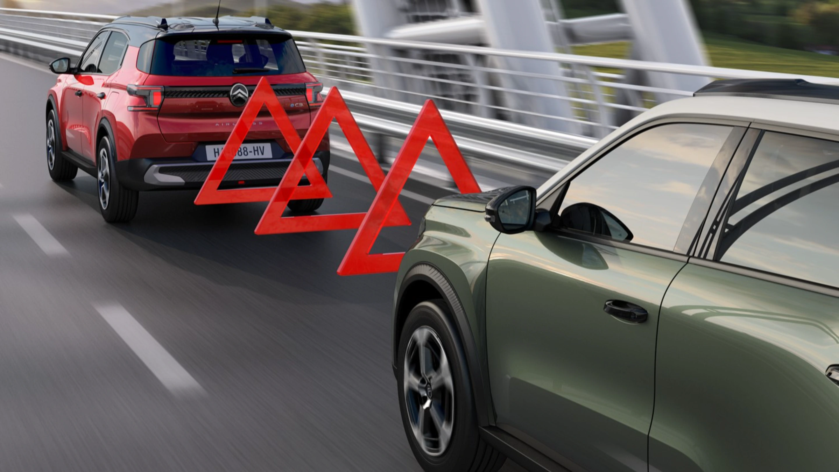 Autobahnansicht des Citroën C3 Aircross SUV zeigt Frontkollisionswarnung für sicherere, confident and erschwingliches Alltagsfahren.