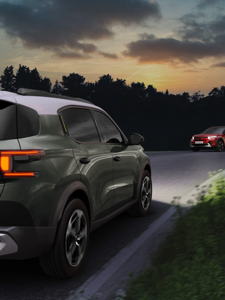 Nachtfahrtansicht des Citroën C3 Aircross SUV zeigt automatische Scheinwerfer für sicherere, confident and erschwingliche Alltagsmobilität.