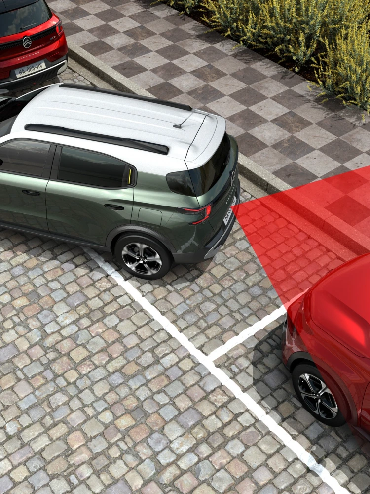 Park-Heckansicht des Citroën C3 Aircross SUV zeigt Querverkehrswarnung for sicherere, sichere und erschwingliche Manövrieren.