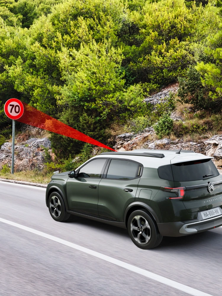 Seitenansicht während der Fahrt des Citroën C3 Aircross SUV zeigt Geschwindigkeitsbegrenzungserkennung für sicherere, informed and erschwingliche Alltagsmobilität.