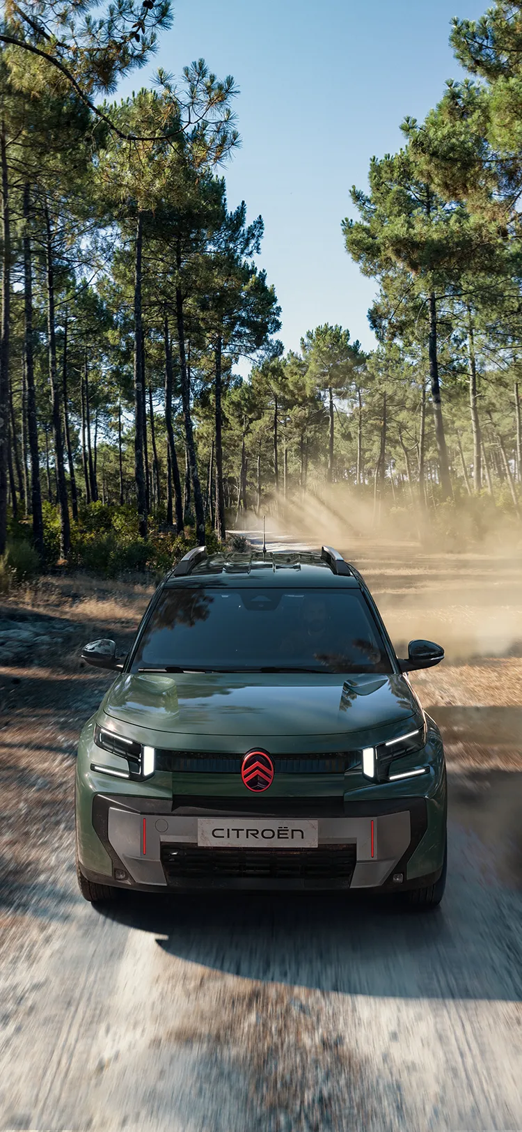 Frontansicht aus der Vogelperspektive des Citroën C3 Aircross SUV zeigt LED-Lichtsignatur, Advanced Comfort und den Familien-SUV auf einem Waldweg