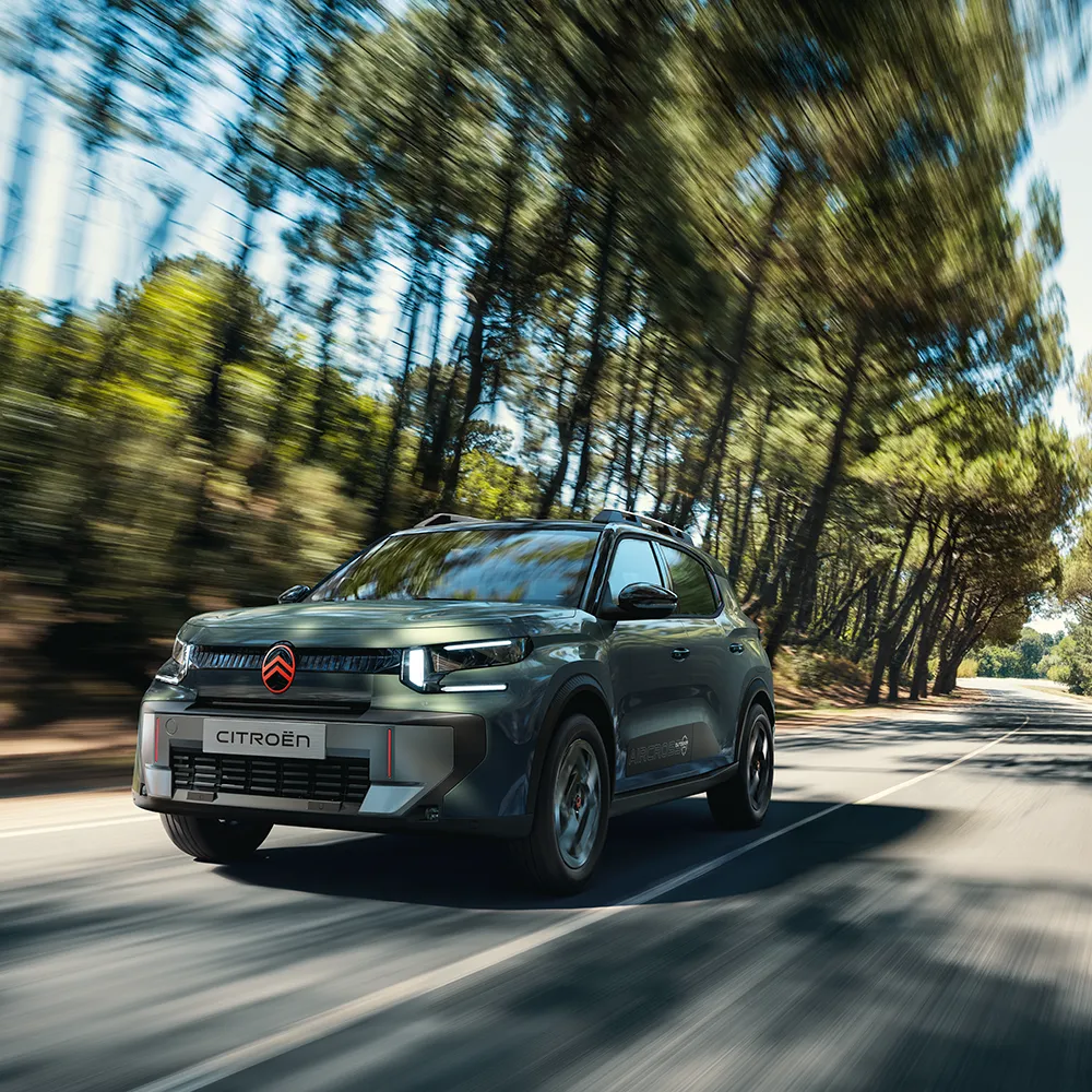 Frontansicht in Dreiviertelperspektive des Citroën C3 Aircross Outdoor zeigt einen geräumigen, vielseitigen und komfortablen SUV mit innovativem Design für Familienausflüge