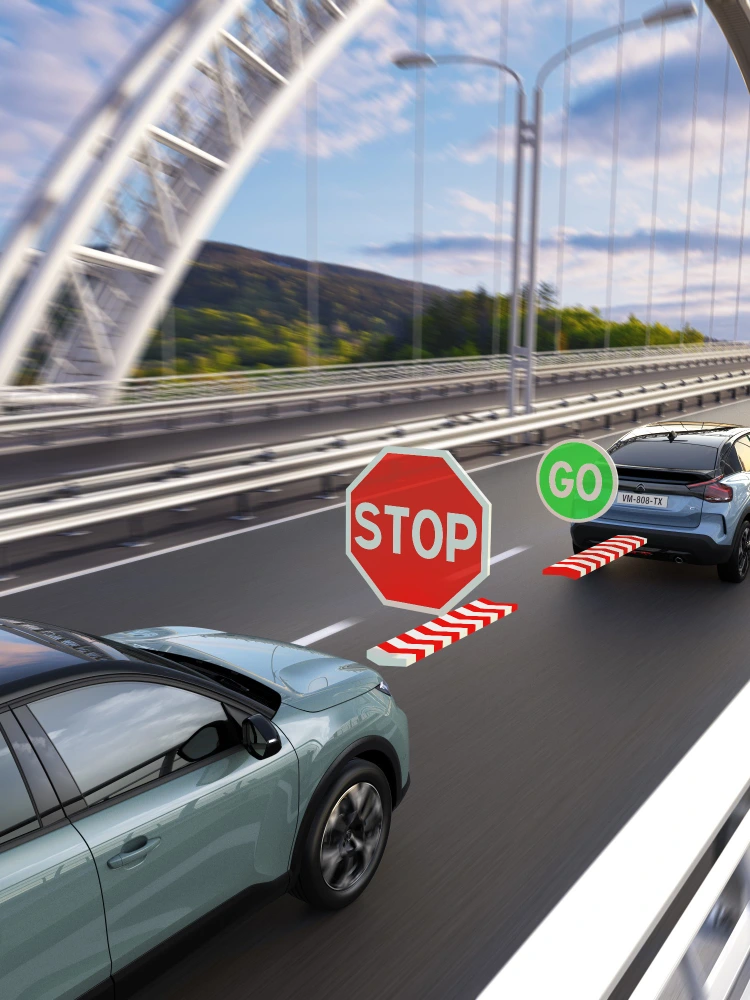 Seitenansicht des C4 mit adaptivem Tempomat Stop & Go zeigt Sicherheit, Technologie und Komfort für ein Premium-sichereres Fahren.
