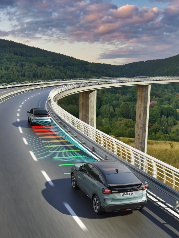 Heckansicht des C4 mit Drive Assist Level 2 zeigt Sicherheit, Technologie und Spurpositionierung für semi-autonomes Fahren.