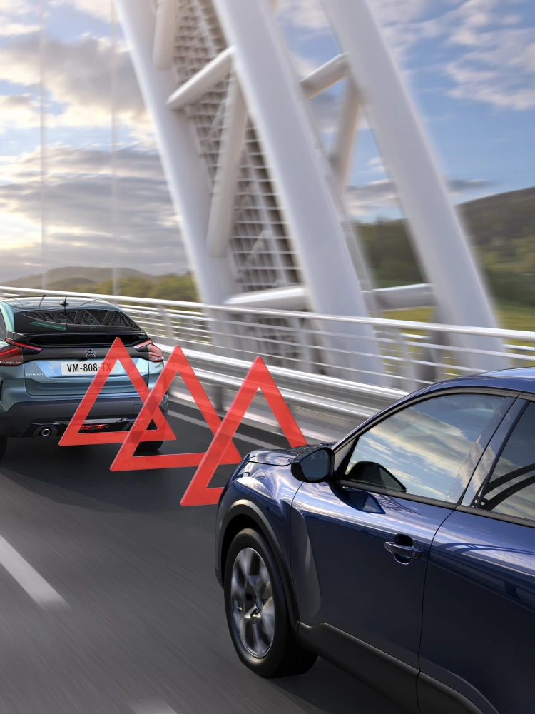 Citroën C4 X erkennt ein Fahrzeug voraus mit aktiver Frontkollisionswarnung für sichereres Fahren