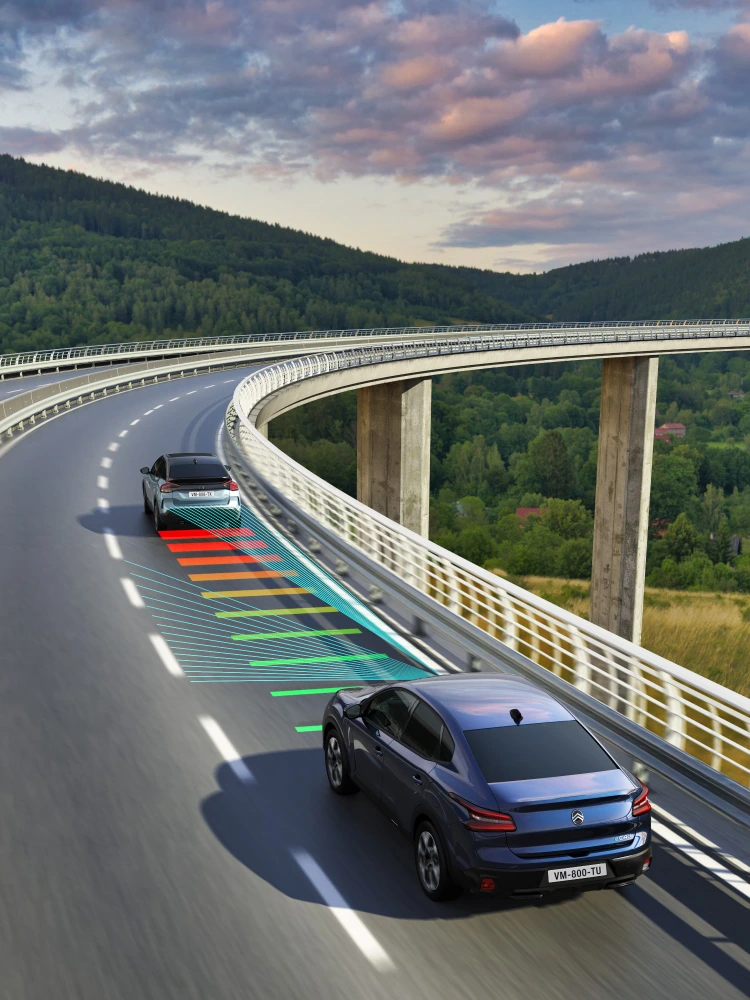 Citroën C4 X nutzt Fahrassistent Stufe 2 mit adaptiver Geschwindigkeitsregelung und Spurführung auf der Autobahn