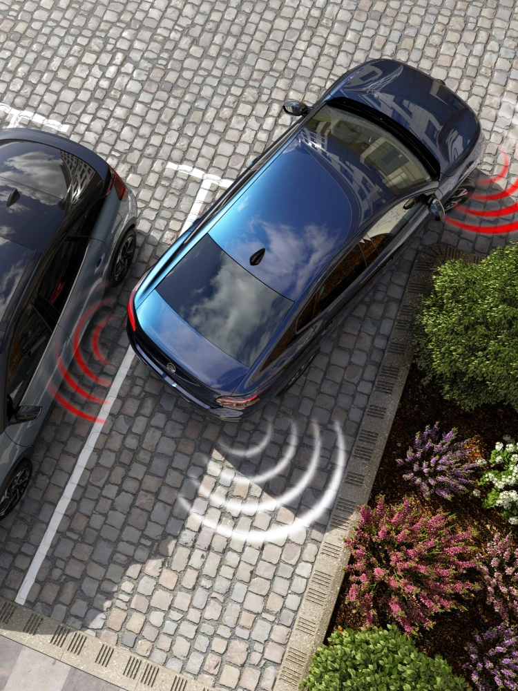 Vogelperspektive des Citroën C4 X zeigt aktive vordere und hintere Parksensoren während des Manövrierens
